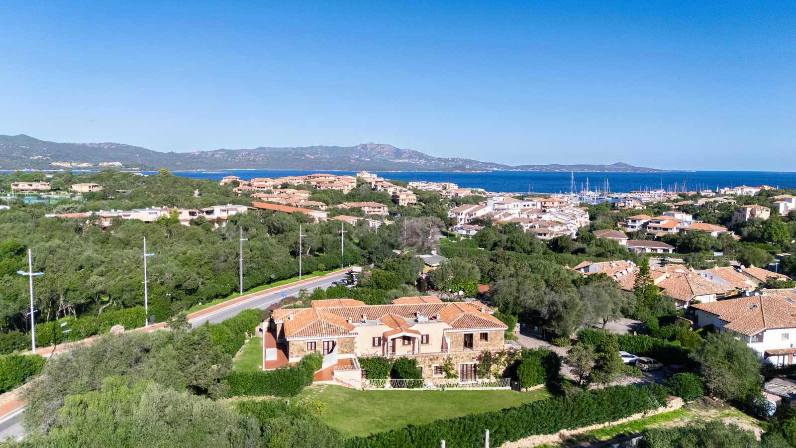 Vista aerea di Porto Rotondo e del mare