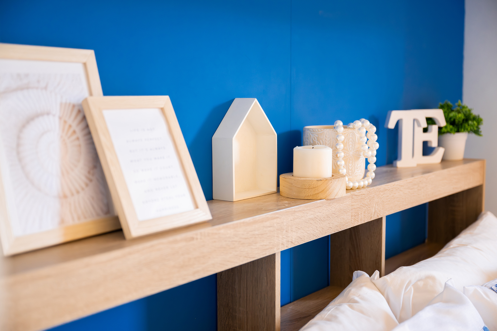 Dettaglio mensola con decorazioni