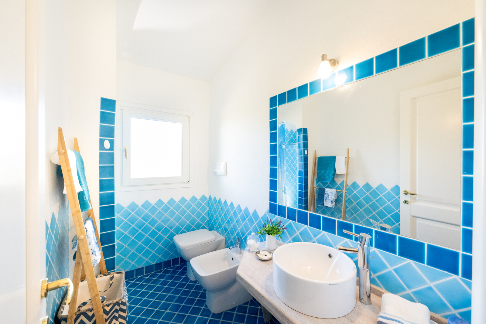 Bagno con piastrelle blu mediterranee