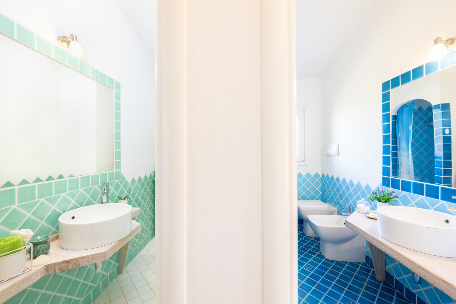 Bagni con design minimalista e piastrelle colorate