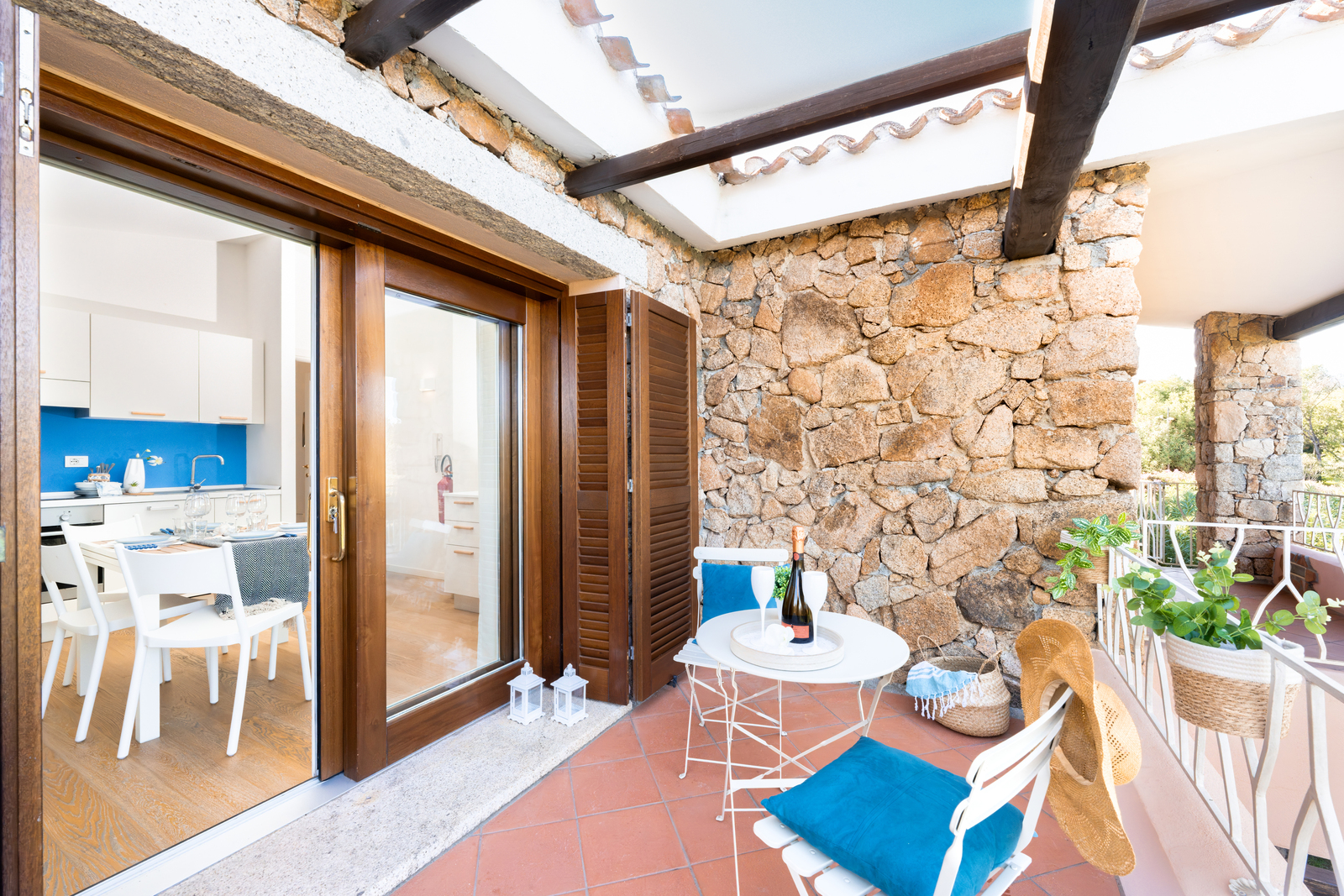 Terrazza coperta con zona pranzo all'aperto