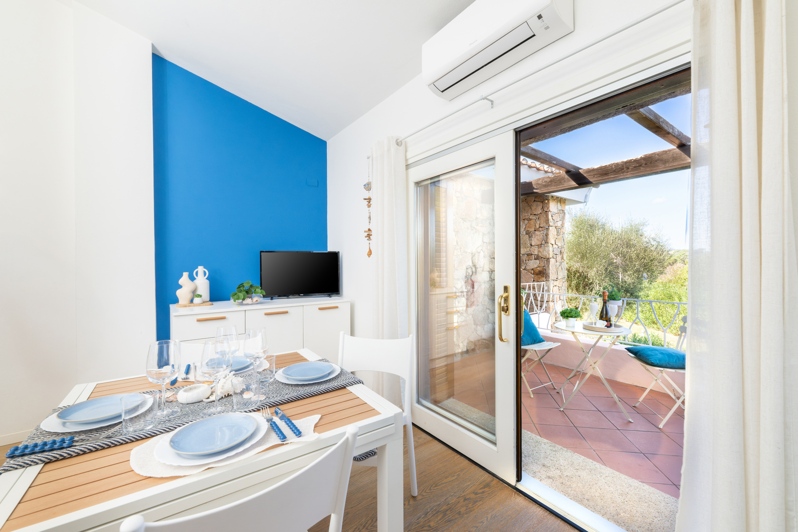 Zona pranzo con accesso alla terrazza