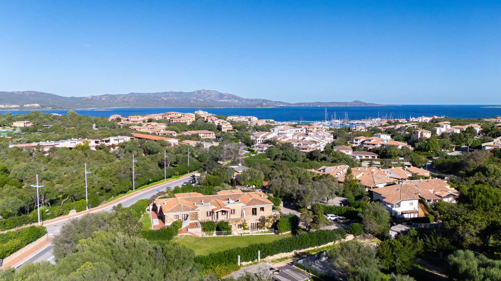 Panorama aereo della proprietà e del porto