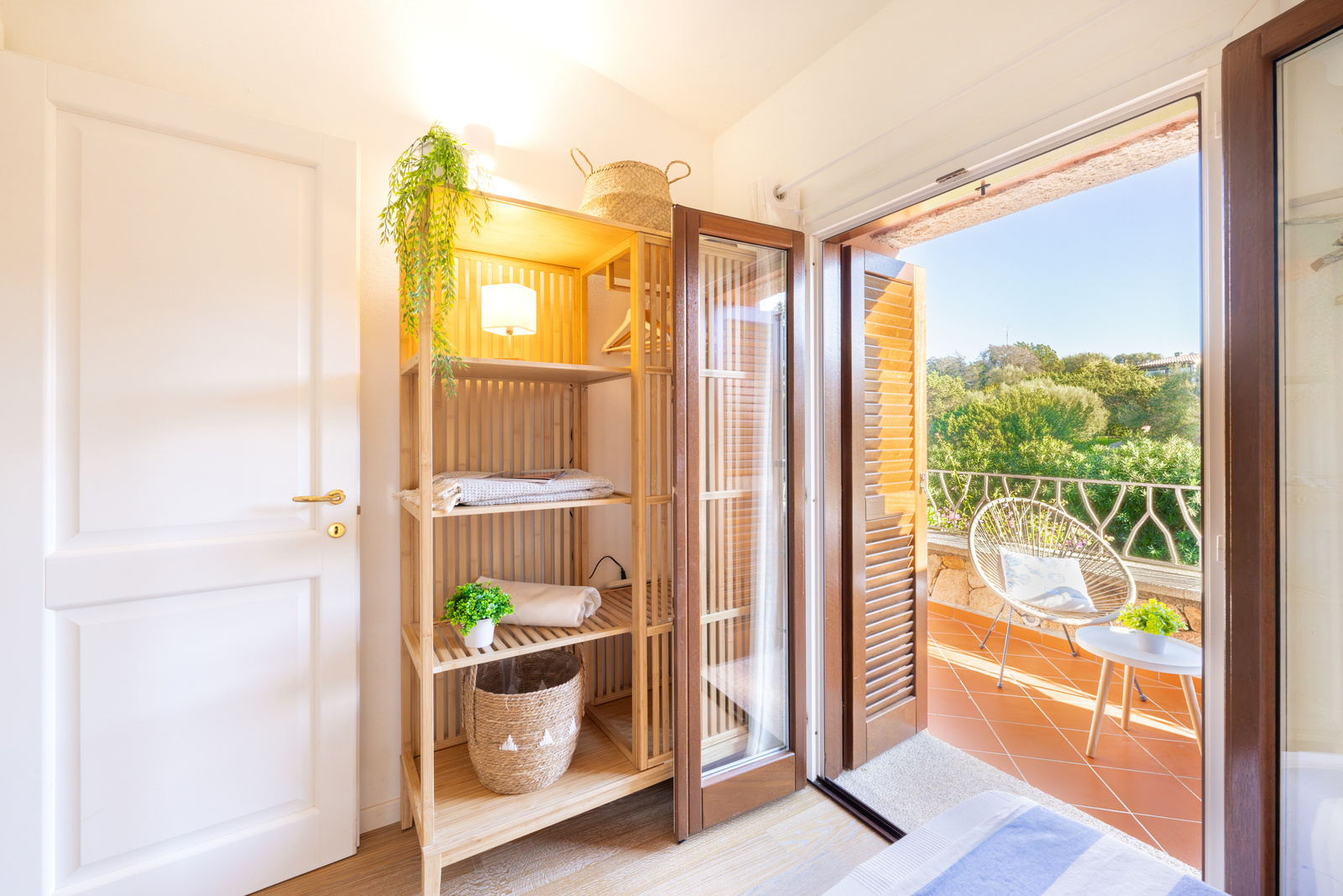 Scaffalatura in legno e terrazza