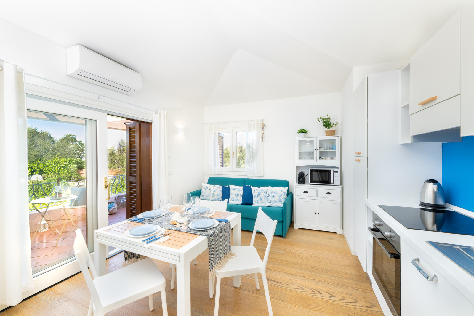 Soggiorno con cucina a vista e accesso terrazza